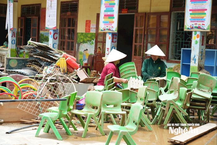 Các cô giáo Trường Mầm non xã Mường Típ khắc phục hậu quả lũ lụt, chuẩn bị bước vào năm học mới. Ảnh: Đình Tuyên
