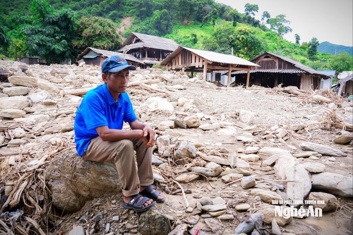 Ông Seo Phò Dung thẫn thờ khi nhà cửa gia đình đã bị vùi lấp. Ảnh: Đình Tuyên