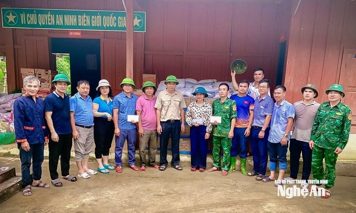 Đồng chí Hồ Lê Ngọc - Ủy viên Ban Thường vụ Tỉnh ủy, Trưởng ban Nội chính Tỉnh ủy và Nhóm thiện nguyện Niềm Tin trao quà hỗ trợ người dân xã Mường Típ. Ảnh tư liệu: Phan Hậu