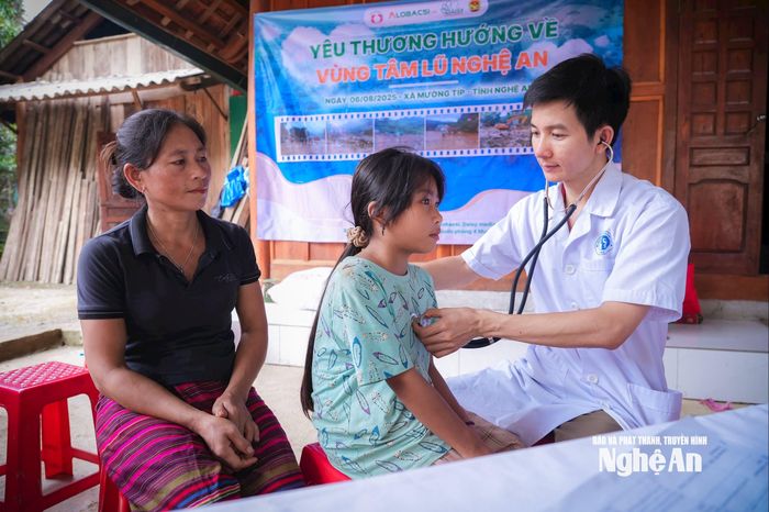 Đoàn bác sĩ Alobacsi khám, cấp thuốc miễn phí cho người dân bản Ta Đo. Ảnh: Đình Tuyên
