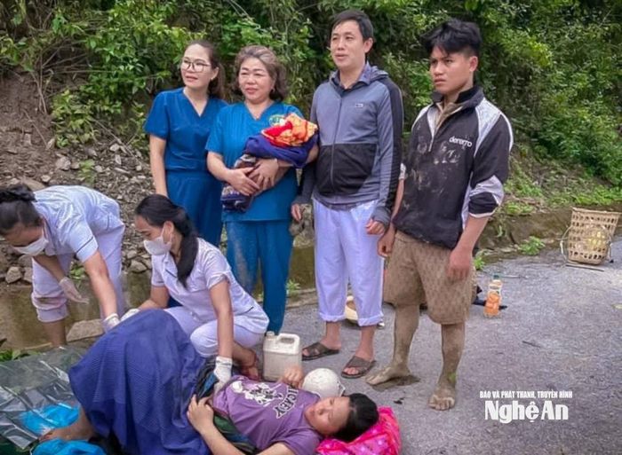 Cán bộ Trạm Y tế xã Mường Típ giúp sản phụ P.T.H "mẹ tròn, con vuông". Ảnh tư liệu: Bá Lỳ