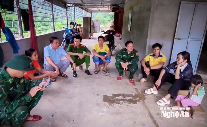 Cán bộ xã Mường Típ vận động người dân bản Sốp Phe di dời khỏi khu vực sạt lở. Ảnh: PTHT