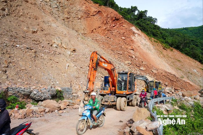Đơn vị Hạt Quản lý đường tỉnh 543D huy động máy móc khắc phục điểm sạt lở. Ảnh: Đình Tuyên