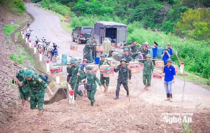 Đoàn Kinh tế Quốc phòng 4 tổ chức cứu trợ cho người dân xã Mường Típ. Ảnh: PTHT