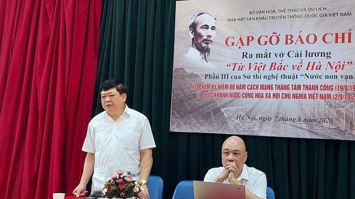 Phó Giáo sư, Tiến sỹ, nhà văn Nguyễn Thế Kỷ chia sẻ về tác phẩm. (Ảnh: Minh Thu/Vietnam+)