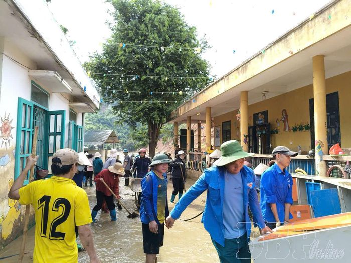 Giáo viên cùng các lực lượng chức năng, bà con dân bản dọn dẹp điểm bản Pá Vạt.