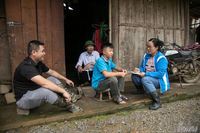 Giáo viên chiêu sinh trước thềm năm học mới tại bản Keo Lôm.