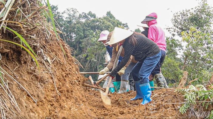 Giáo viên các trường tại xã Xa Dung phối hợp cùng lực lượng chức năng, người dân khơi thông đường sau lũ.