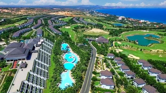 Khách sạn cao cấp nằm ven biển phường Phú Thủy (Ảnh: Ngọc Lân)