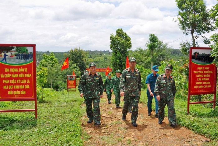 Các thành viên đoàn công tác khảo sát xây dựng điểm dân cư tại khu vực biên giới của tỉnh