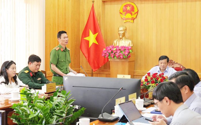 Đại diện Công an tỉnh nêu ý kiến về công tác quản lý, bảo vệ và khai thác khoáng sản ở địa phương