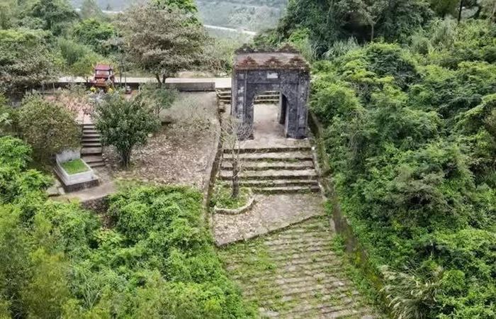 Di tích Hoành Sơn quan ngày nay đang xuống cấp - Ảnh: Khắc Niên