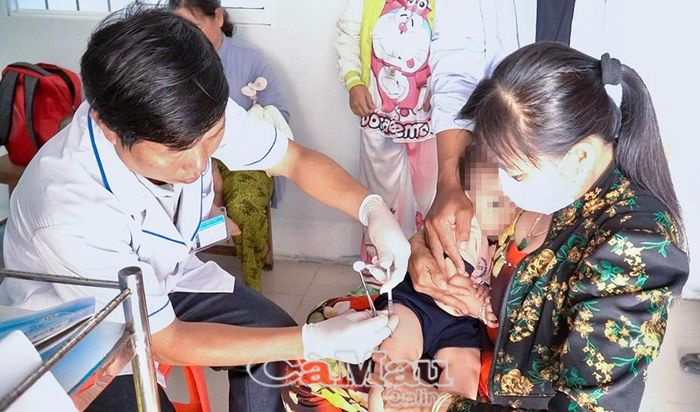 Tiêm vắc-xin có thành phần phòng bệnh ho gà cho trẻ tại xã Thới Bình.