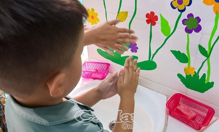 Vệ sinh bàn tay bằng xà phòng là cách để phòng bệnh ho gà hiệu quả.