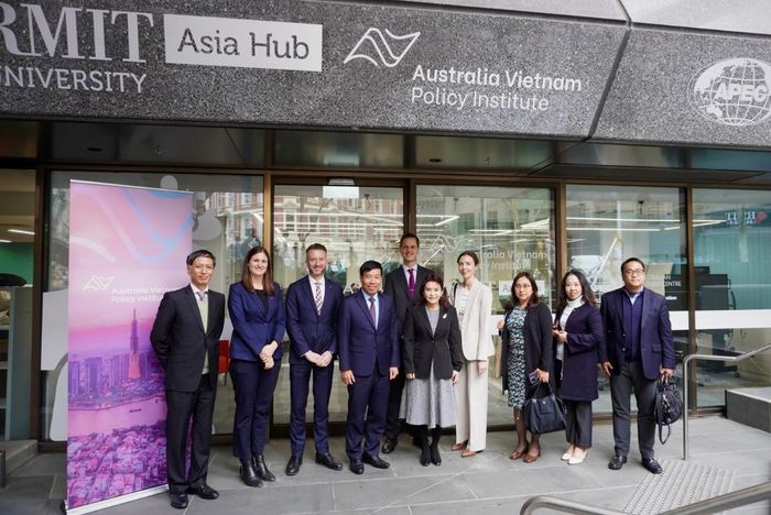 Đoàn công tác thăm Viện Nghiên cứu Australia Việt Nam. Ảnh: Bộ Ngoại giao