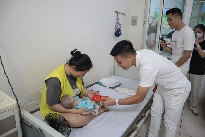 Cầu thủ Quang Hải thăm hỏi các bệnh nhi đang điều trị tại bệnh viện.