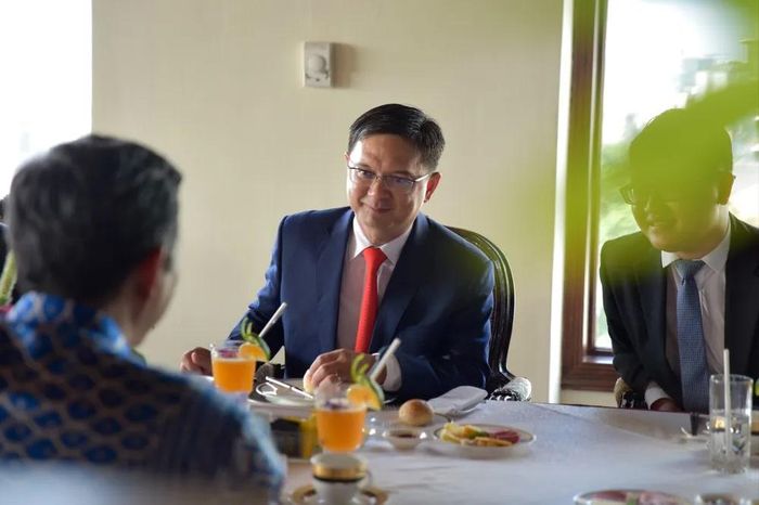  Lãnh đạo TP.HCM cùng uống cà phê và ăn sáng với Tổng Lãnh sự các nước ASEAN sau Lễ thượng cờ. Ảnh: TRẦN LINH 