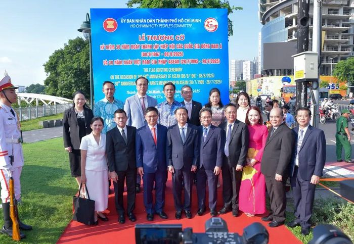  Các đại biểu chụp hình lưu niệm sau Lễ thượng cờ ASEAN. Ảnh: TRẦN LINH 