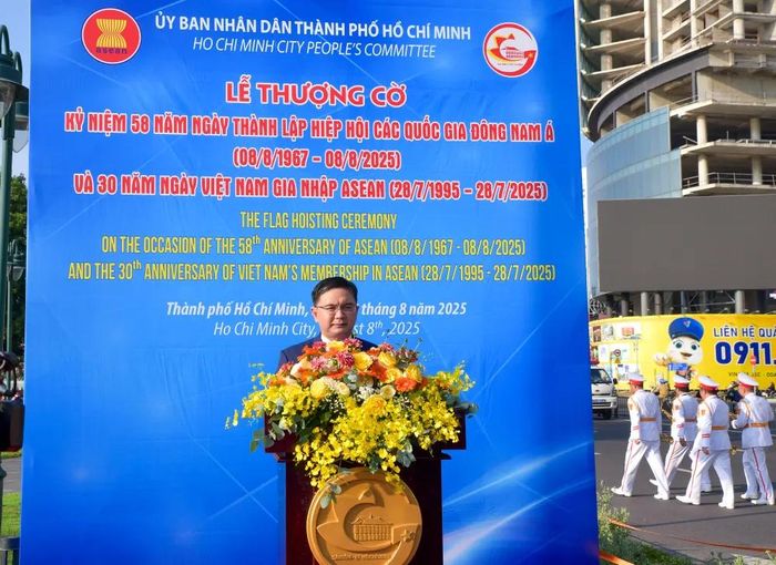  Ông Nguyễn Mạnh Cường, Ủy viên Ban Thường vụ Thành ủy, Trưởng Ban Tuyên giáo và Dân vận Thành ủy TP.HCM, phát biểu tại lễ thượng cờ ASEAN. Ảnh: TRẦN LINH 