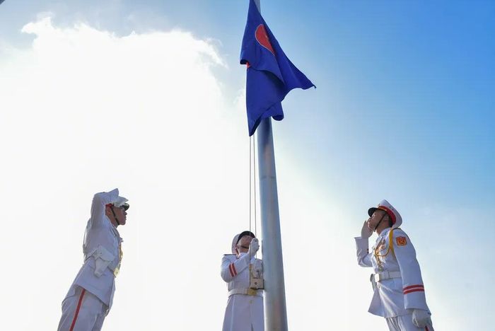  Đội nghi lễ thực hiện nghi thức thượng cờ ASEAN. Ảnh: TRẦN LINH 
