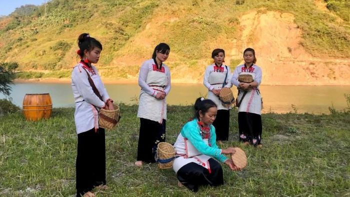 Nghệ nhân Lò Thị Chướng hướng dẫn Đội văn nghệ bản Nậm Sảo 1 tập luyện điệu múa truyền thống.
