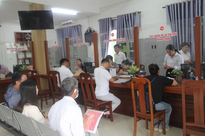 Công dân đến giao dịch tại Trung tâm phục vụ hành chính công phường An Khê.