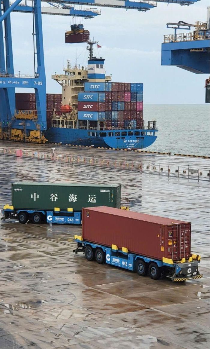 Cảng container tự động Khâm Châu (tỉnh Quảng Tây, Trung Quốc) với các xe vận chuyển container hoàn toàn tự động, không người lái