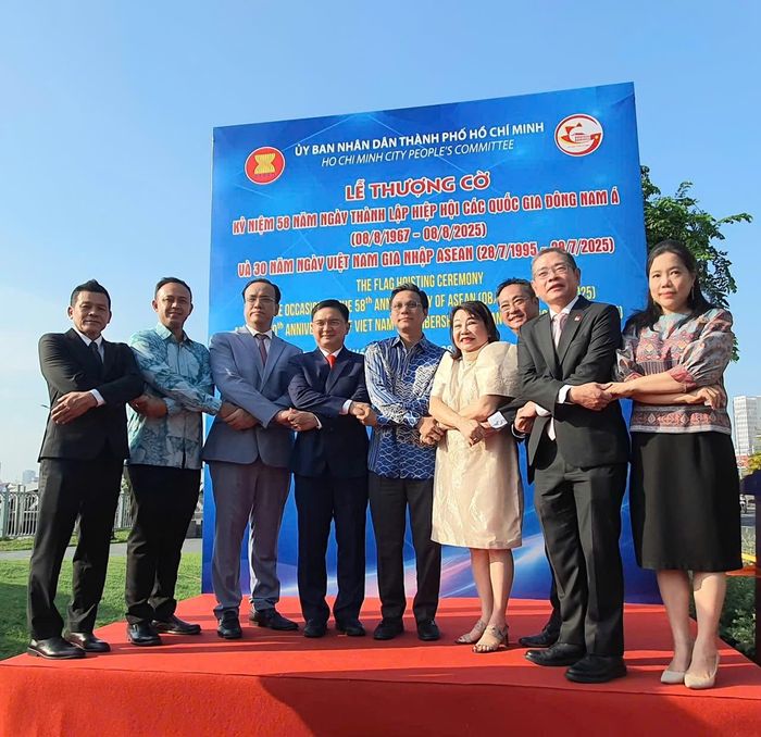  Lãnh đạo TPHCM và Tổng Lãnh sự các nước thành viên ASEAN chụp ảnh lưu niệm tại buổi lễ. Ảnh: THỤY VŨ 