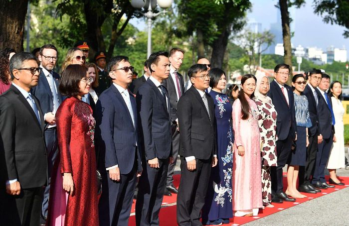  Các đại biểu dự Lễ thượng cờ ASEAN. Ảnh: VIẾT CHUNG 