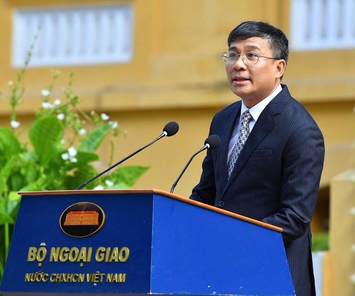 Thứ trưởng Bộ Ngoại giao Nguyễn Minh Vũ phát biểu tại Lễ thượng cờ ASEAN. Ảnh: VIẾT CHUNG 
