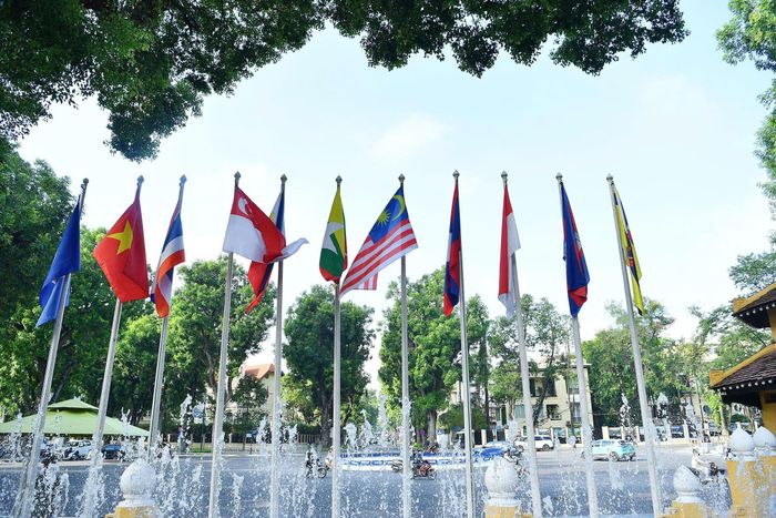  Cờ các quốc gia trong ASEAN tung bay trước trụ sở Bộ Ngoại giao. Ảnh: VIẾT CHUNG 