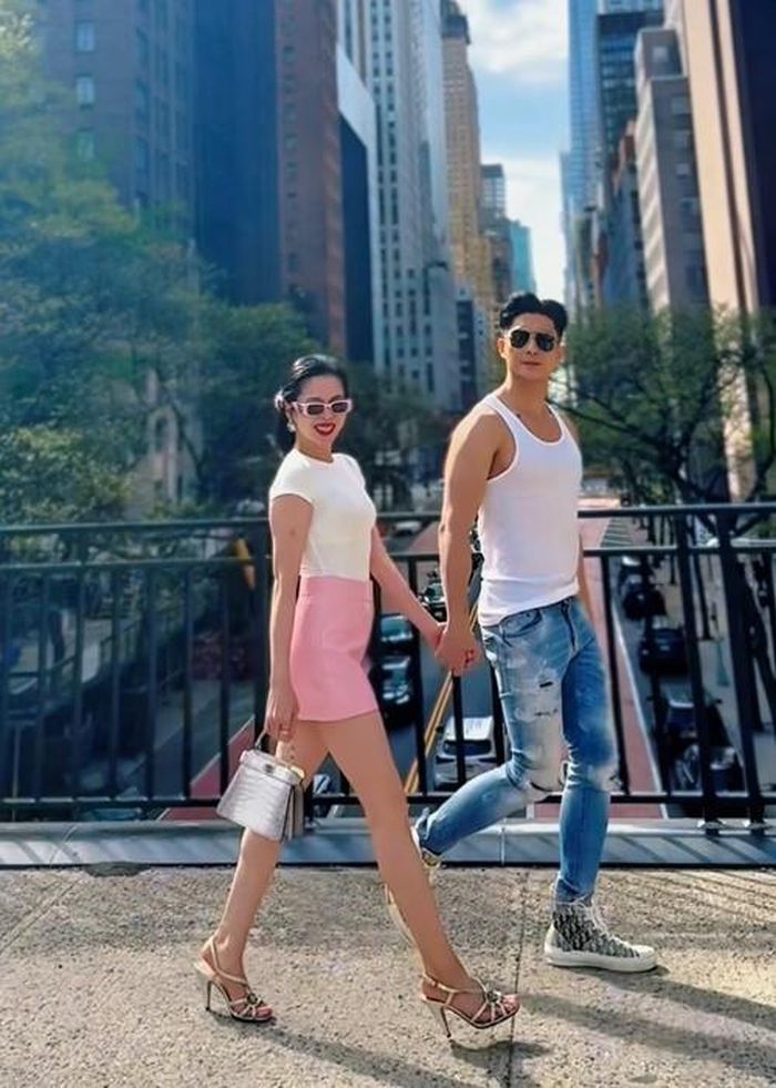Cặp đôi "chị em" chênh nhau 12 tuổi dành cho nhau cử chỉ tình cảm trên phố. Ảnh: Instagram Lâm Bảo Châu.