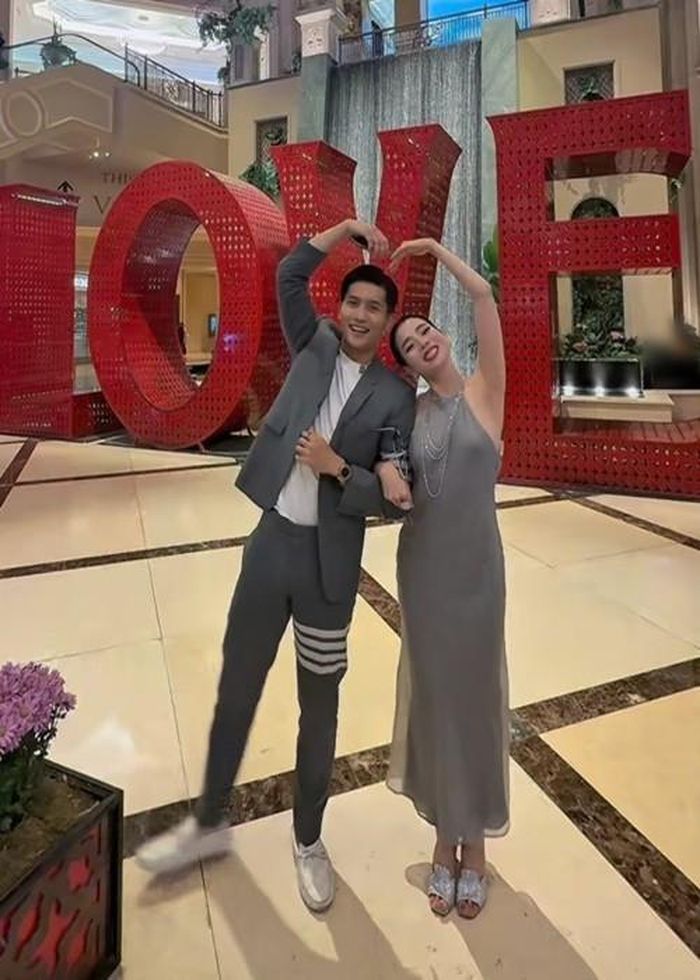 Hơn 1 tháng qua, "nữ hoàng phòng trà" cùng tình trẻ và con trai ở Mỹ. Ảnh: Instagram Lâm Bảo Châu.