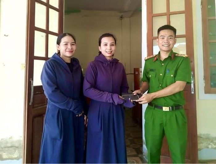 Chị Tâm, chị Huệ nhờ lực lượng Công an trả lại tài sản cho người đánh rơi.