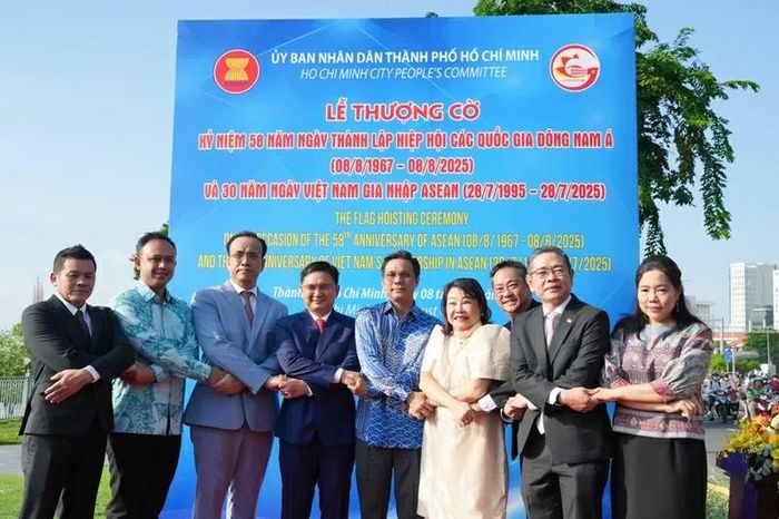 Các đại biểu chụp hình tại Lễ Thượng cờ ASEAN.