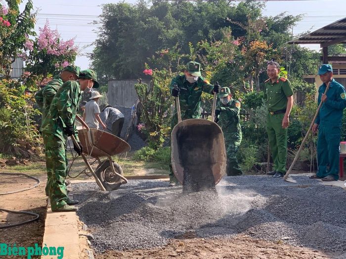 Cán bộ, chiến sĩ Đồn Biên phòng Ia Rvê, BĐBP tỉnh Đắk Lắk hỗ trợ địa phương và nhân dân trong chương trình “xóa nhà tạm, nhà dốt nát” tại thôn 2, xã Ia Rvê, tỉnh Đắk Lắk. Ảnh: Ngọc Lân