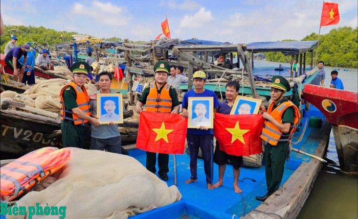 Tuổi trẻ BĐBP Vĩnh Long triển khai các hoạt động của chiến dịch “Hành quân xanh”, tặng cờ Tổ quốc và ảnh Bác Hồ cho ngư dân. Ảnh: Sa Rây