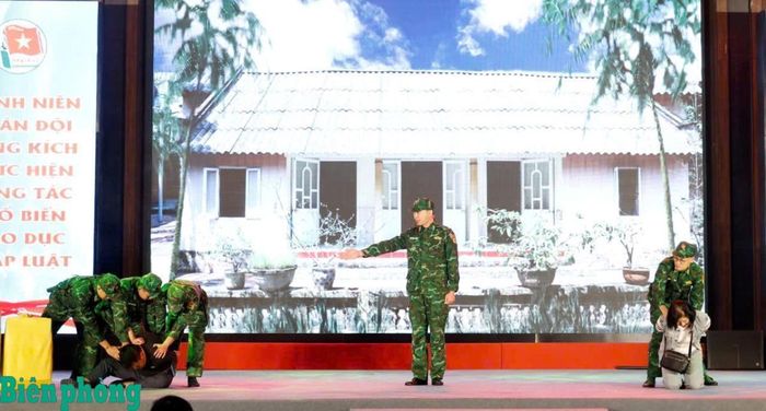 Chương trình tuyên truyền, phổ biến, giáo dục pháp luật cho thanh niên Quân đội và vận động nhân dân chấp hành pháp luật tại cơ sở do Ban Thanh niên Quân đội phối hợp với Cục Chính trị BĐBP tổ chức tại tỉnh Quảng Ninh. Trong ảnh: Cán bộ, chiến sĩ BĐBP tỉnh Quảng Ninh sân khấu hóa công tác tuyên truyền bằng vở kịch “Phên giậu”. Ảnh: Anh Việt