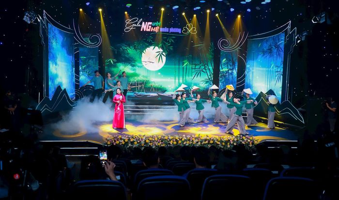 Tiết mục văn nghệ tại Gala "Người Nghệ muôn phương - Nơi ta trở về". Ảnh Thành Duy