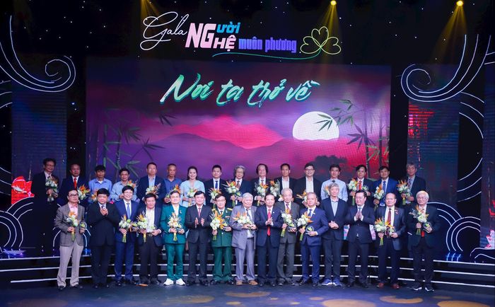 Lãnh đạo tỉnh chụp ảnh lưu niệm cùng các đại biểu và các vị khách mời tại Gala "Người Nghệ muôn phương". Ảnh: Thành Duy