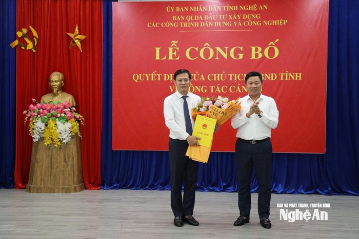Phó Chủ tịch UBND tỉnh Hoàng Phú Hiền trao Quyết định điều động, bổ nhiệm đồng chí Vương Đình Nhuận - Phó Giám đốc Sở Xây dựng giữ chức vụ Giám đốc Ban Quản lý dự án đầu tư xây dựng các công trình dân dụng và công nghiệp tỉnh. Ảnh: T.L
