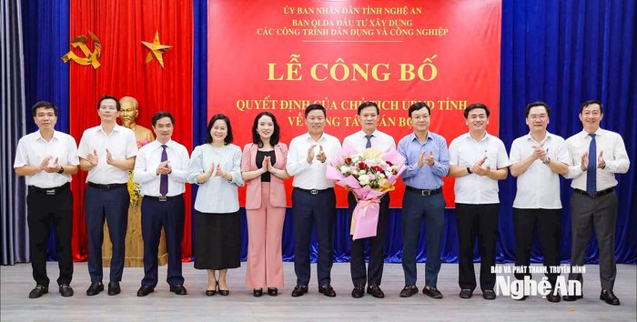 Đại diện lãnh đạo tỉnh, các sở, ban, ngành chúc mừng đồng chí Vương Đình Nhuận. Ảnh: T.L