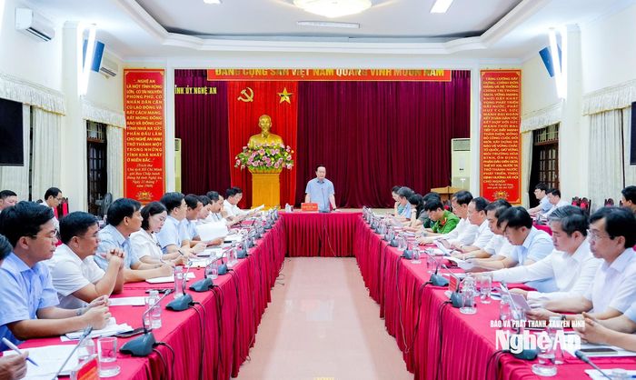 Đồng chí Nguyễn Đức Trung - Bí thư Tỉnh ủy, Trưởng ban Chỉ đạo chủ trì phiên họp thứ nhất của Ban Chỉ đạo giải phóng mặt bằng Dự án đường sắt tốc độ cao trên trục Bắc - Nam tỉnh Nghệ An. Ảnh: Phạm Bằng