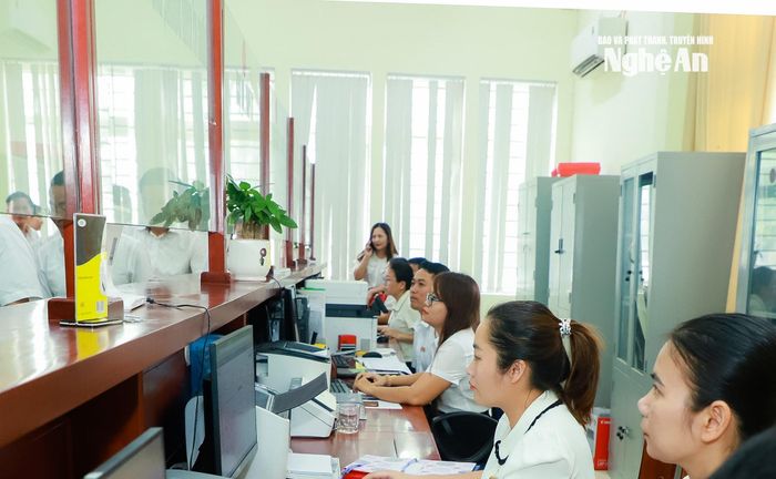Công chức xã Kim Liên làm việc tại trung tâm phục vụ hành chính công. Ảnh: Thành Duy