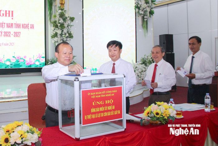 Ủy ban Đoàn kết Công giáo Việt Nam tỉnh Nghệ An quyên góp hỗ trợ người dân miền Tây Nghệ An khắc phục hậu quả thiên tai, mưa lũ. Ảnh: Mai Hoa