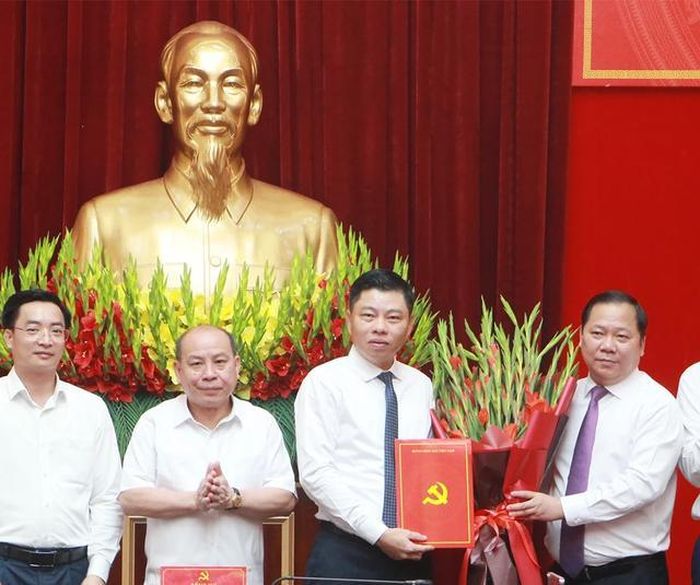 Ông Nguyễn Phi Long trao quyết định điều động, bổ nhiệm ông Đinh Anh Tuấn giữ chức vụ Chánh văn phòng Tỉnh ủy Phú Thọ.