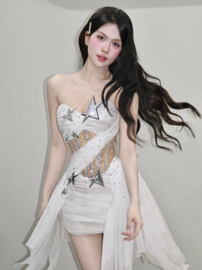 Ngọc Trinh vẫn chăm chỉ cập nhật những khoảnh khắc "sống ảo" ở trên mạng xã hội. Ảnh: FBNV