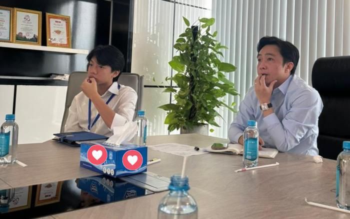 Giây phút trầm tư của Cường Đô La và con trai. Ảnh: FBNV