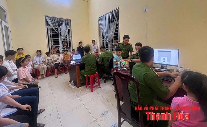 Vào đợt cao điểm, có ngày Công an phường Đông Sơn thu nhận từ 700 đến 900 hồ sơ cấp Căn cước cho công dân từ 6 tuối đến dưới 14 tuổi.