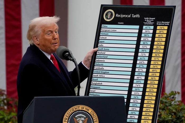 Tổng thống Mỹ Donald Trump công bố chính sách thuế đối ứng ngày 2/4/2025 - Ảnh: Getty Images